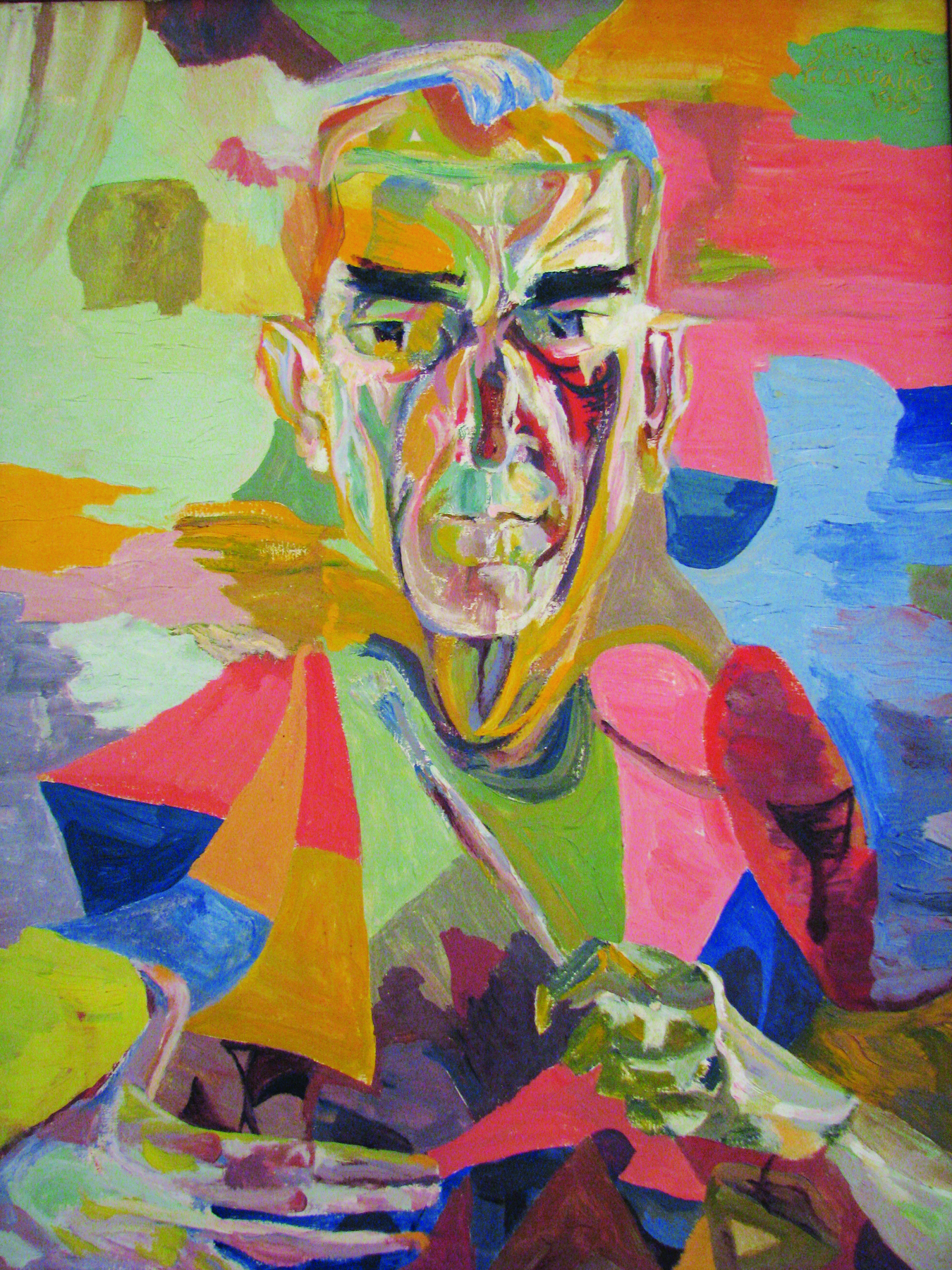 Pintura. Retrato de um homem segurando um pincel na mão esquerda. O quadro explora a utilização de muitas cores, sem grande preocupação com as linhas e as formas para a representação da figura. As cores usadas no homem e no fundo da tela se mesclam.