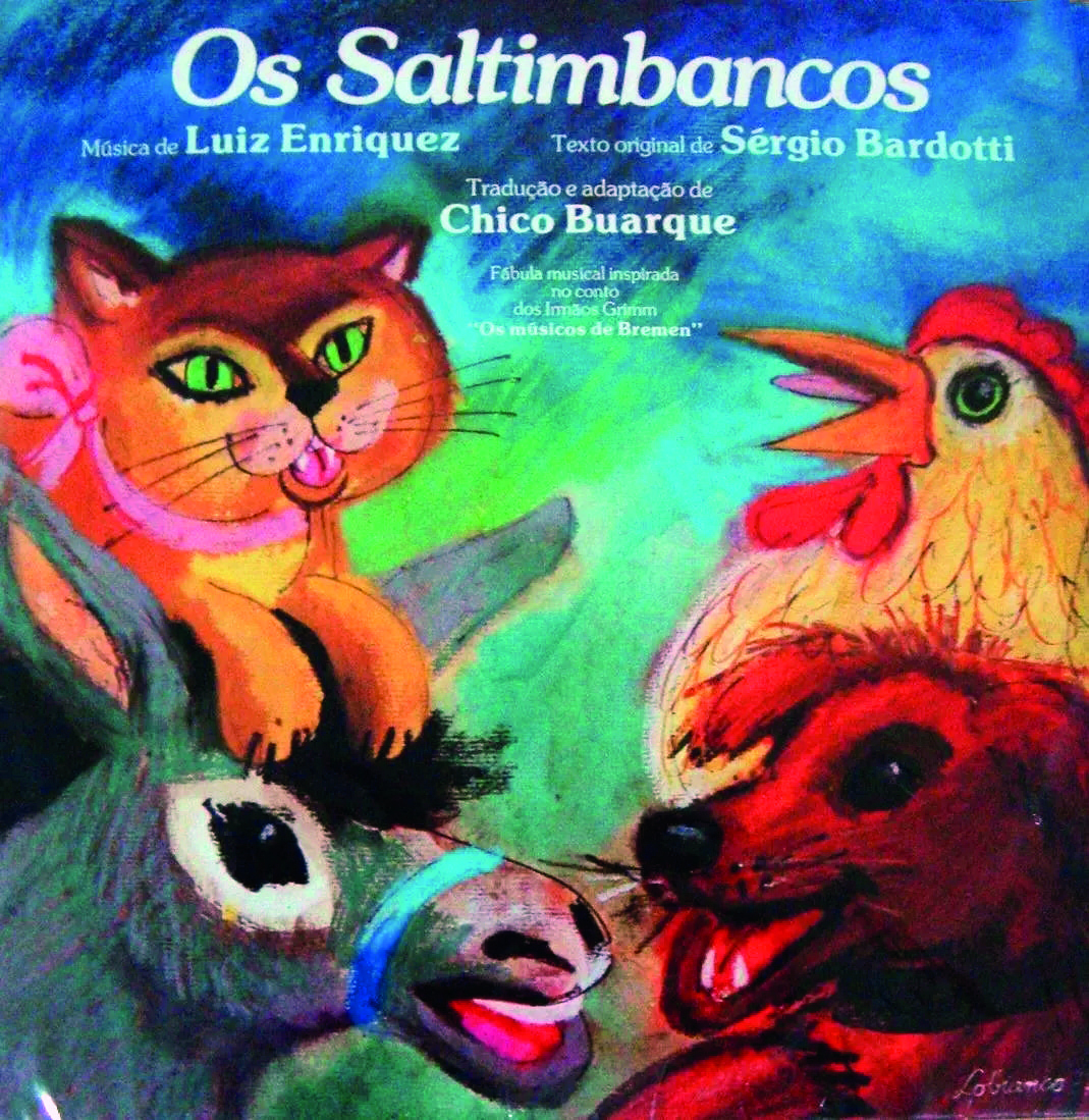 Capa de LP. Na parte superior o título do álbum: Os Saltimbancos. Abaixo, os nomes dos compositores: música de Luiz Henriquez, texto original de Sérgio Bardotti e Tradução e adaptação de Chico Buarque. Na parte inferior, ilustração de um burro com uma gata na cabeça. Do lado direito um cachorro. Atrás, um galo.