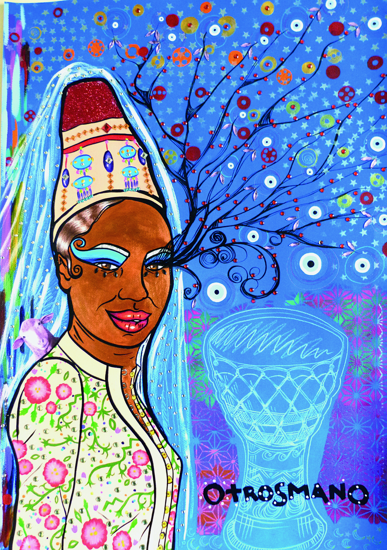 Pintura. Uma mulher retratada em um fundo azul. Ela está usando uma blusa estampada com flores e um chapéu alto, estampado em azul, marrom e bege. Do topo do chapéu sai um véu azulado que cobre suas costas. Os olhos da mulher  estão pintados com sombra azul e delineador preto, e dos cílios do olho esquerdo saem ramificações com flores. Ao lado, um vaso, sobreposto, o texto: OTROSMANO.