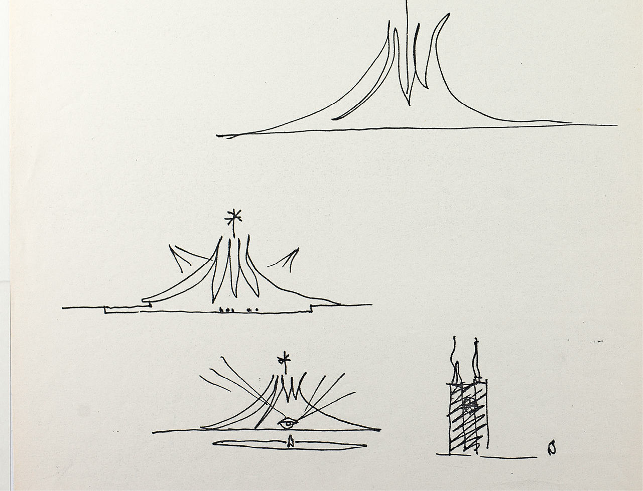 Fotografia. Croqui com quatro desenhos da catedral de Brasília. Na parte superior, linhas em zigue-zague na vertical, entre duas linhas curvas laterais. Na faixa central, o desenho de linhas em zigue-zague na vertical, entre duas linhas curvas laterais, com diversos traços acima que formam uma estrela, e ao lado de cada linha curva, linhas que formam bicos triangulares. Na faixa inferior, o desenho de linhas em zigue-zague na vertical, entre duas linhas curvas laterais, com diversos traços acima que formam uma estrela, e ao lado de cada linha curva, linhas que formam bicos triangulares. À frente da estrutura, na linha inferior, há um objeto com três rabiscos irradiados para cada um dos lados, abaixo dele, uma linha circular fechada em forma de elipse alongada com uma ponta vertical no centro, representando um lago. À direita, um edifício com duas torres.