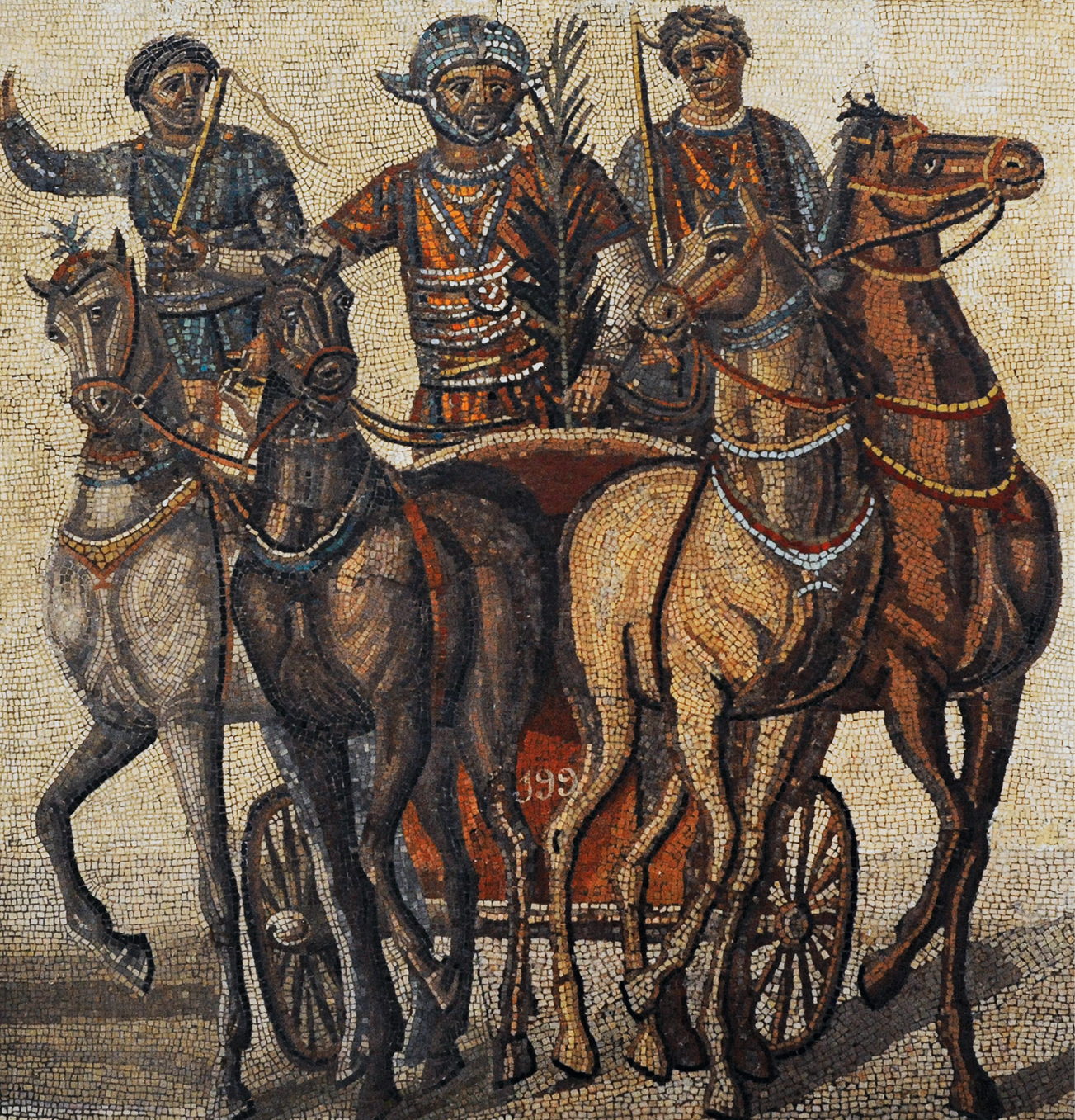 Mosaico. Três homens dentro de um carro de madeira de duas rodas, puxado por quatro cavalos.