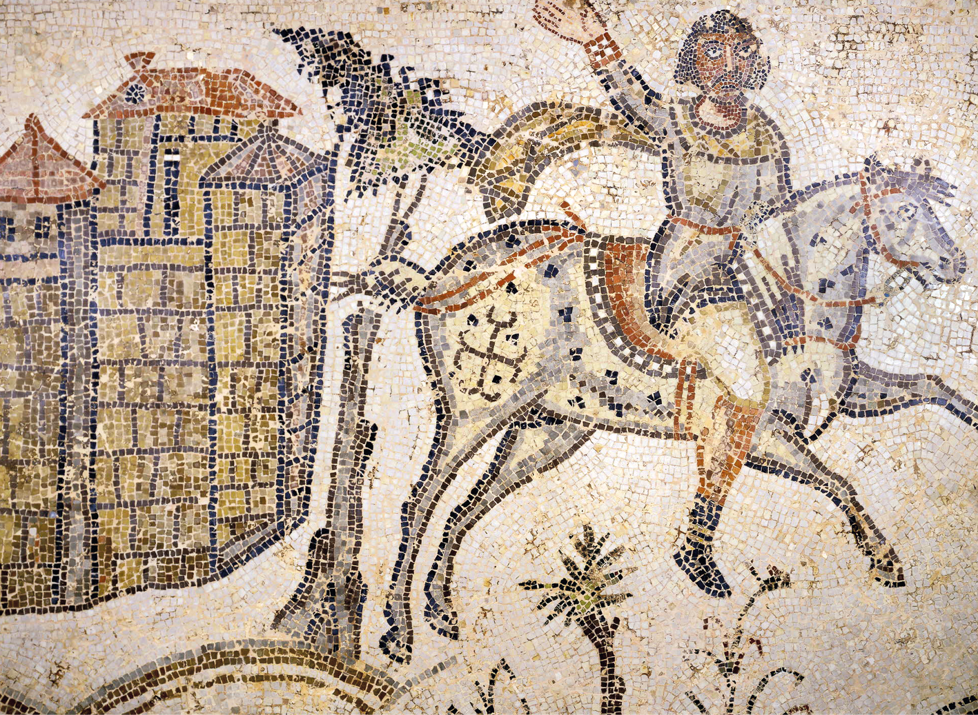 Mosaico. Homem montado a cavalo. Ele usa uma capa e está com uma das mãos levantadas. À esquerda um castelo.