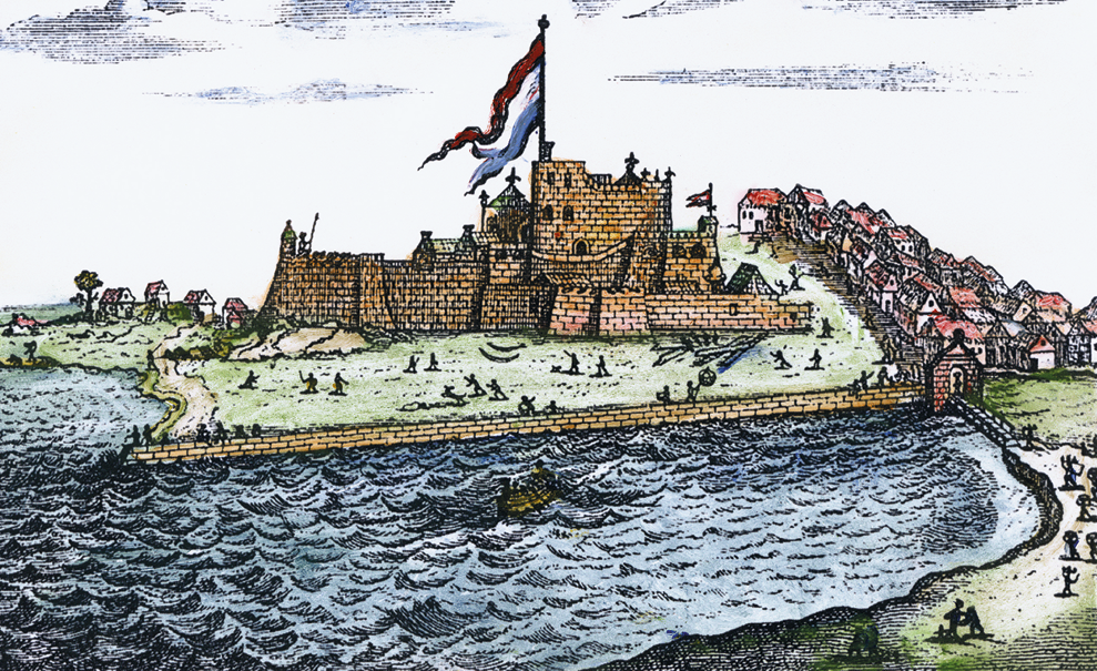 Gravura. À frente, o mar com ondas. Ao fundo, terreno cercado com muros. No centro dele um grande castelo de tijolos. No topo uma bandeira da Holanda no mastro. À direita, atrás dos muros do castelo, uma cidade.