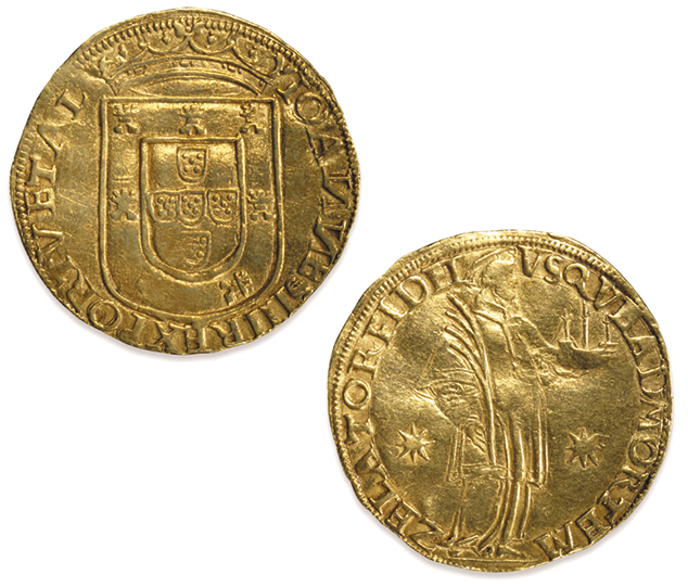 Fotografia. Duas moedas de ouro. Têm símbolos e inscrições em sua superfície.