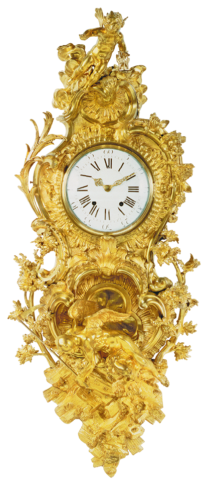 Fotografia. Relógio de parede. Seu mostrador possui os numerais romanos e os ponteiros dourados. A moldura dourada ao seu redor é comprida verticalmente e ricamente ornamentada.