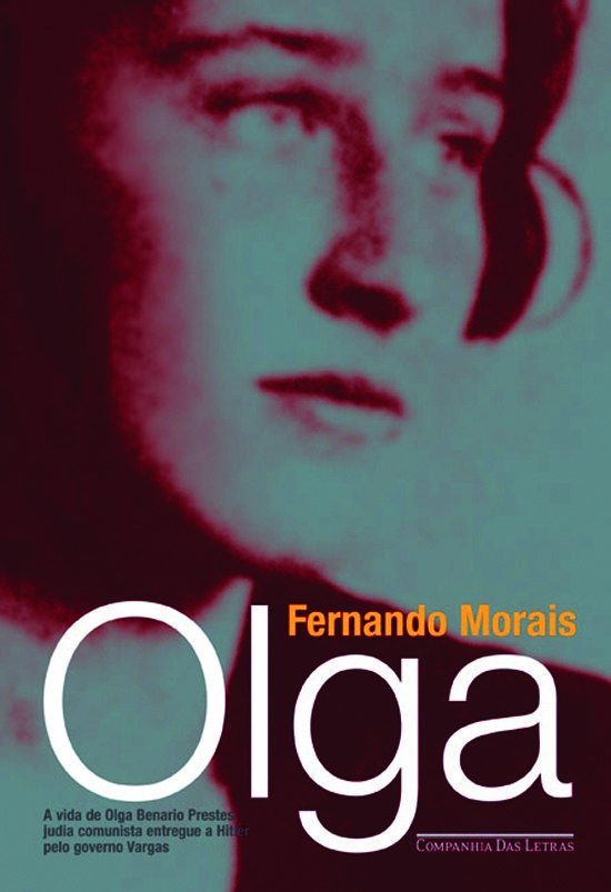 Capa de livro. Retrato de Olga Benário, mulher de cabelos escuros, olhos grandes e boca pequena. Na parte inferior da capa as informações. Fernando Morais. Olga.
