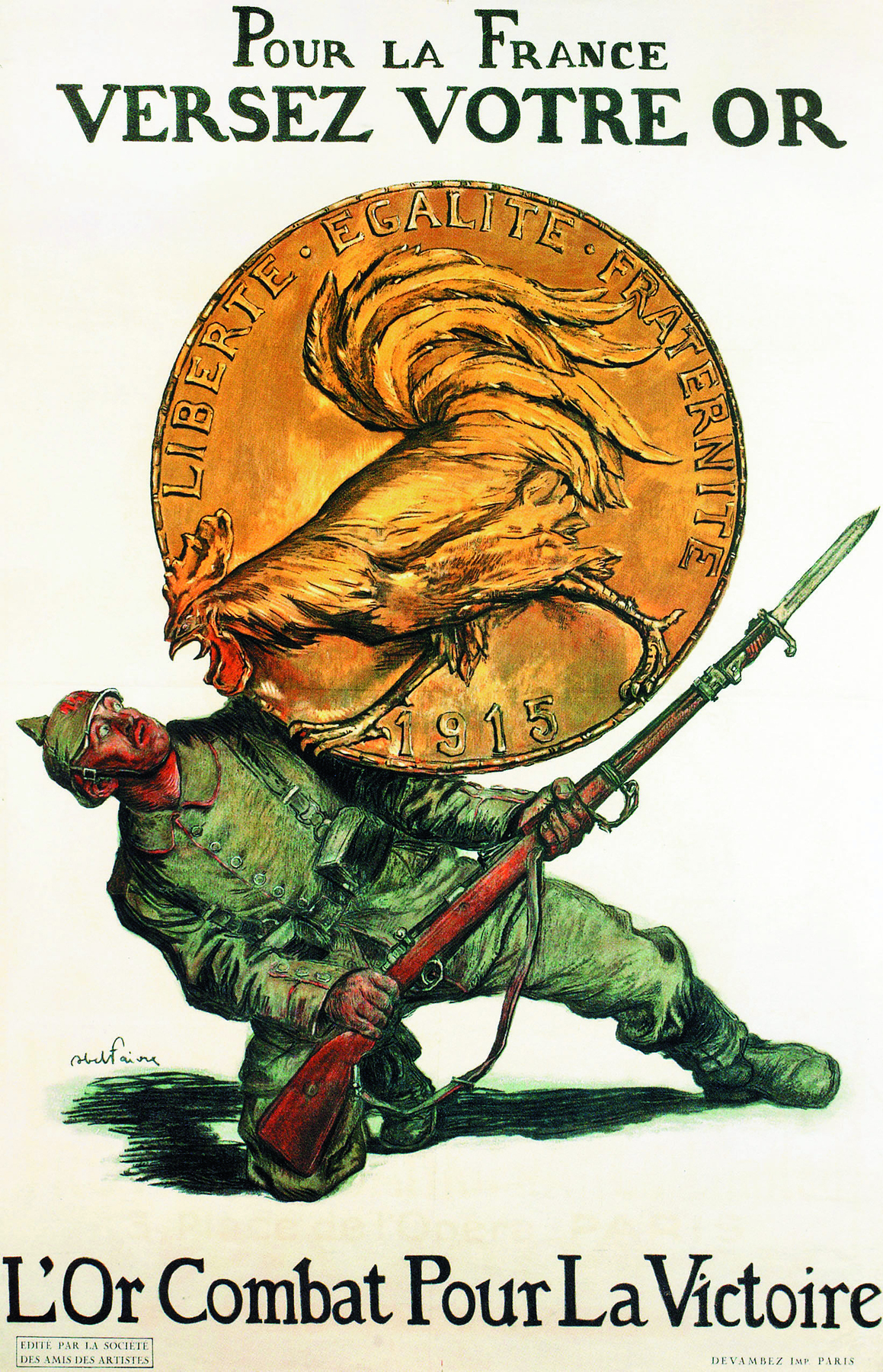Cartaz. Ilustração que mostra soldado de uniforme verde, empunhando uma baioneta comprida, está abaixado, com os olhos arregalados, um dos joelhos no chão e a outra perna esticada. Uma grande moeda dourada está sobre ele, forçando seu corpo para baixo. Na moeda, um galo bravo com o bico na direção do soldado. Ao redor do galo as informações: Liberté, Egalité, Fraternité, 1915. No cartaz as informações: POUR LA FRANCE VERSEZ VOTRE OR. L’OR COMBAT POUR LA VICTOIRE.