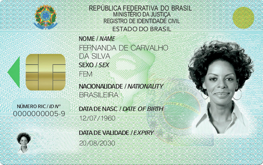 Documento. Cartão na horizontal de cor verde-claro. À esquerda, na ponta superior, há o brasão brasileiro. Ao lado, o texto: República Federativa do Brasil, Ministério da Justiça, Registro de Identidade Civil, Estado do Brasil. Abaixo do brasão, há um chip e numeração: Nímero RIC barra ID number zero zero zero zero zero zero zero zero zero cinco dígito nove. Á direita há o texto:  Nome barra Name Fernanda de Carvalho da Silva. Na linha abaixo: Sexo barra Sex Fem. Na linha abaixo, Nacionalidade barra Nationality Brasileira. Na linha abaixo: Data de Nasc barra Date of Birth doze de julho de mil novecentos e sessenta. Na linha abaixo: Data de Validade barra Expiry vinte de agosto de dois mil e trinta. À direita, há uma fotografia em preto e branco, vista do busto para cima de uma mulher de cabelos curtose ondulados, ela usa argolas finas nas orelhas e camisa de gola branca. Ela olha para frente, sorrindo.