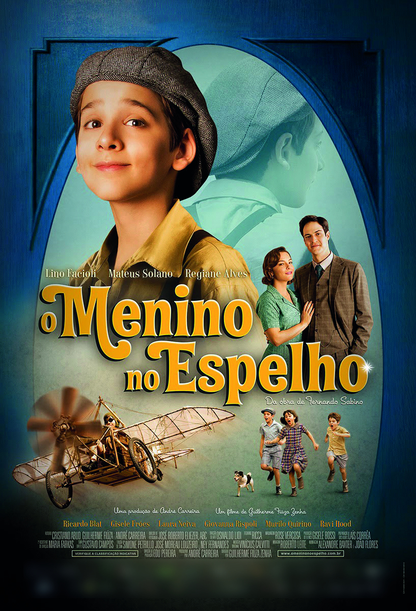 Cartaz de filme. Na parte superior, à esquerda, um menino visto dos ombros para cima, de sobrancelhas em castanho, com camisa de gola em amarelo e sobre a cabeça, boina cinza. À direita, uma mulher de cabelos escuros, de blusa de mangas curtas em verde encostada em um homem de cabelos escuros, de terno e colete em marrom. Na parte inferior, uma pessoa dentro de um avião primitivo em tons de marrom e à direita, três crianças correndo para frente e perto delas, um cachorro de cor branca com manchas em preto. Ao centro, título: O Menino no Espelho. Na parte inferior, texto em branco, ilegível.