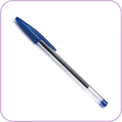 Fotografia. Uma caneta com tampa e tinta em azul.