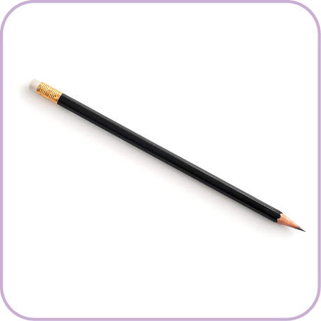 Fotografia. Um lápis de escrever com a ponta superior dourada com borracha e na ponta inferior, parte de madeira e ponta de grafite.