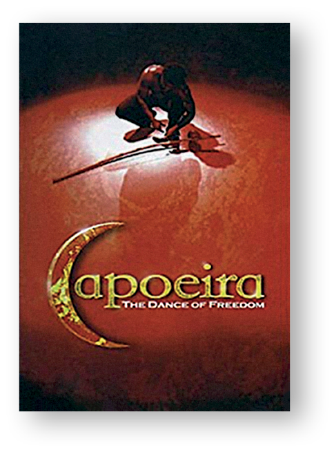 Capa de DVD. Na parte superior, silhueta de um homem negro agachado perto de um berimbau. Na parte inferior, título: Capoeira, com a letra C com o formato de lua em marrom e dourado. Subtítulo: The dance of freedom.