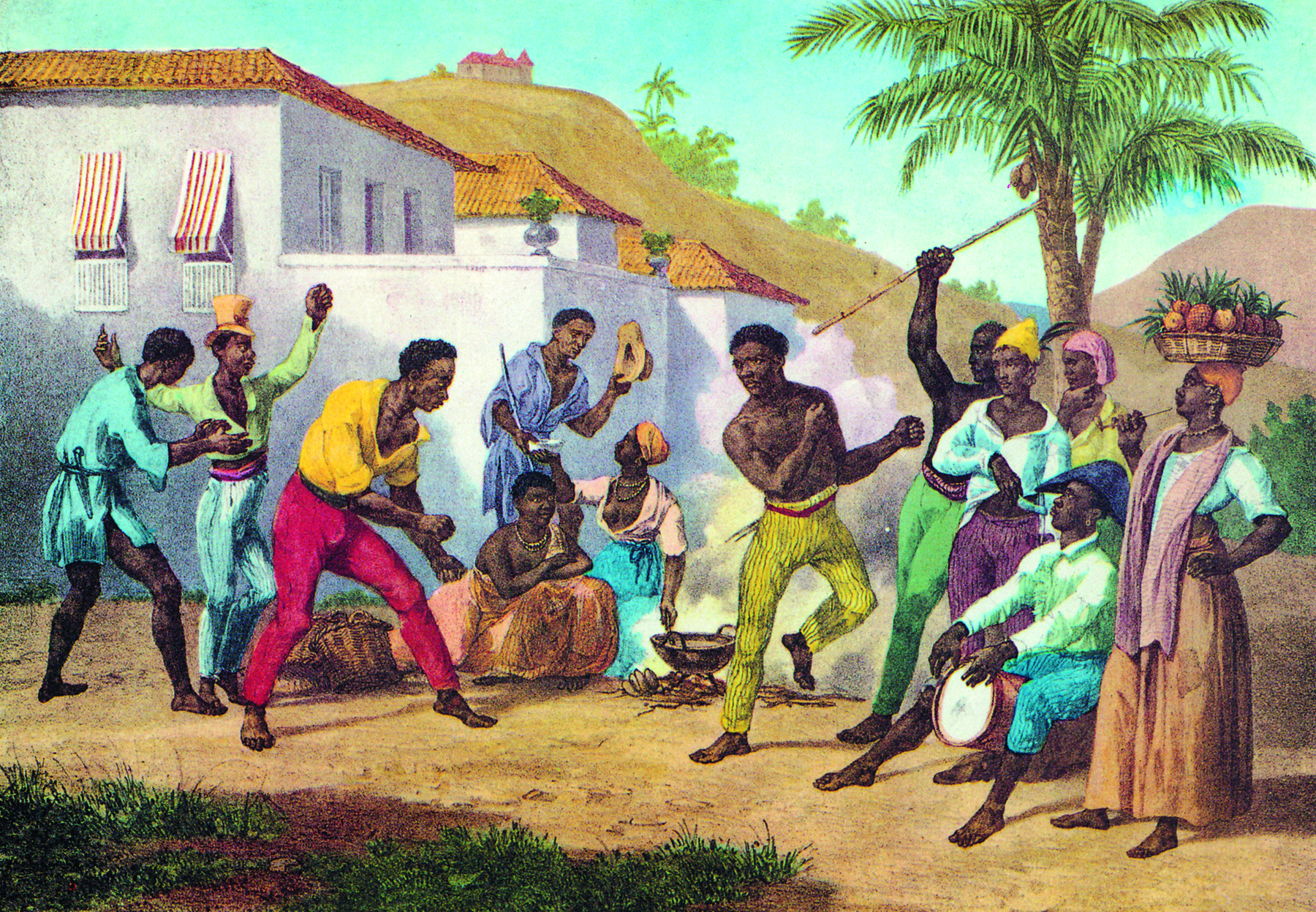 Pintura. Em local aberto com solo de terra clara, dois homens pretos em roda de capoeira, movimentando-se um de frente para o outro e perto deles, uma dezena de pessoas negras os observando. À esquerda, o lutador de capoeira veste blusa três quartos amarela, calça vermelha, descalço e à direita, de frente para ele, o outro lutador, sem camisa, com calça verde e descalço, fazendo passo com o pé direito para trás. Em segundo plano, à esquerda, homens em pé duas mulheres de vestes longas sentadas. À direita, mulheres em pé, uma delas com um cesto com frutas dentro, sobre a cabeça, blusa de mangas curtas em azul-claro, com saia longa em bege e sobre o pescoço em marrom e mãos nas cinturas, olhando para os dois homens ao centro. Em segundo plano, casas de paredes brancas, telhados com telhas em tons de marrom e bege e janelas. Mais ao fundo, morros e árvores sob um céu azul claro.