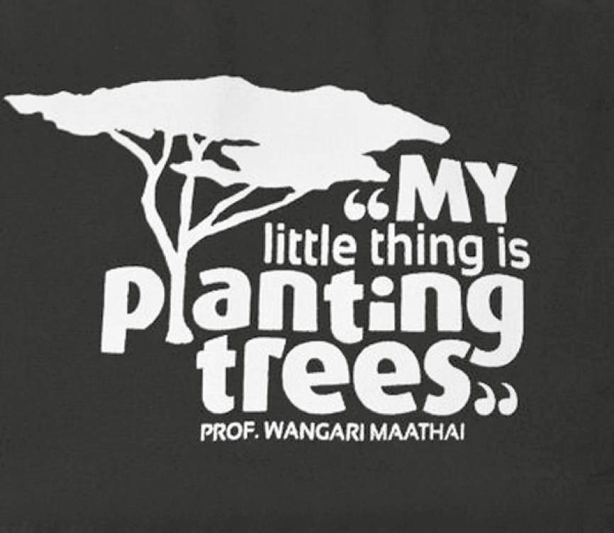 Ilustração. Fundo em preto. Ilustração e texto em branco de uma árvore de tamanho médio, com folhas na parte superior. À direita, texto: ‘My little thing is planting trees’. Prof. Wangari Maathai. A letra L em minúscula da palavra: planting, é formada pelo tronco da árvore.