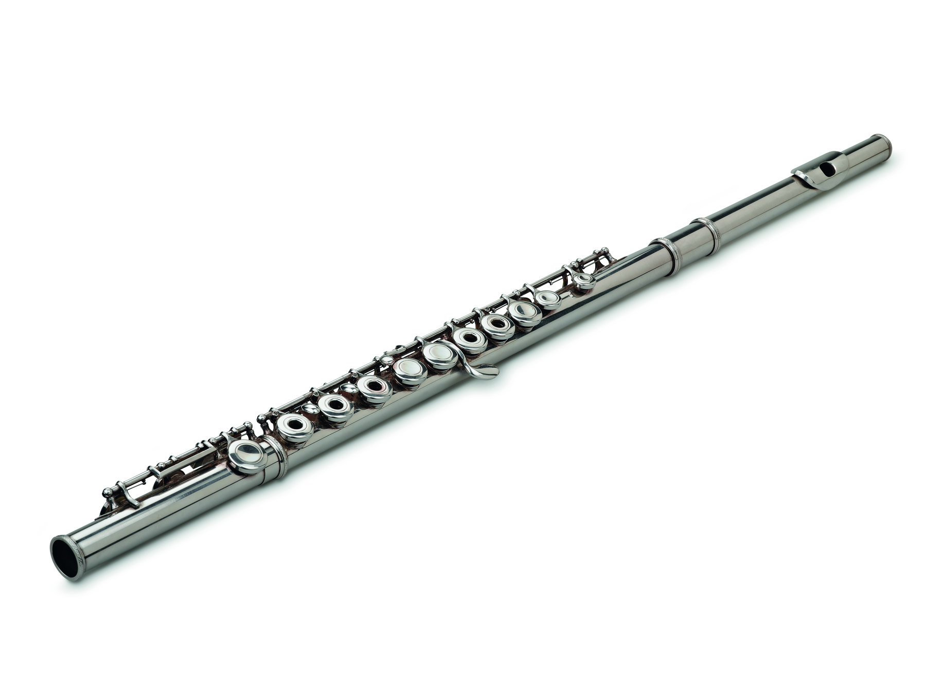 Fotografia. Uma  flauta transversal em cinza na horizontal, com chaves que abrem e fecham os furos no corpo da flauta.