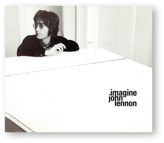 Capa de cd. O músico John Lennon, um homem visto da cintura para cima, olhando para à esquerda. Ele tem cabelos escuros, com par de óculos redondos e blusa de mangas compridas escuras, apoiado em um piano branco.