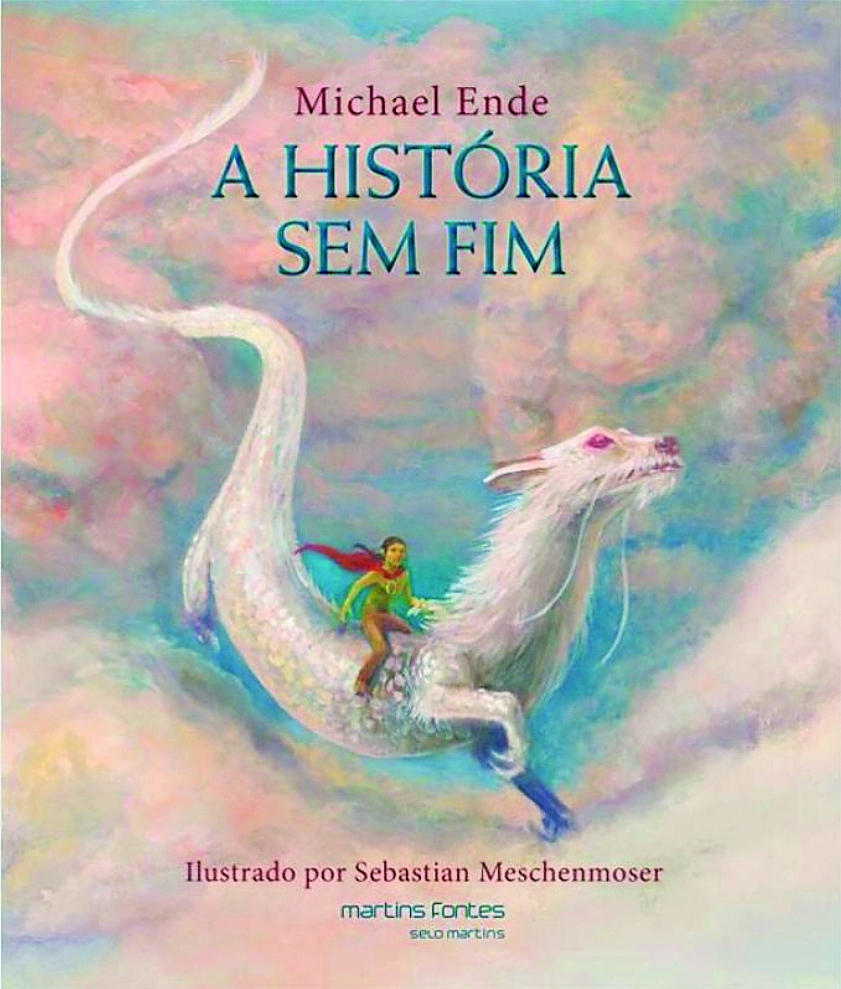 Capa de livro. Na parte superior o nome do autor e o título. No centro a ilustração de uma longa criatura de pelo branco e olhos vermelhos voando entre as nuvens com um rapaz em suas costas. Abaixo mais informações.