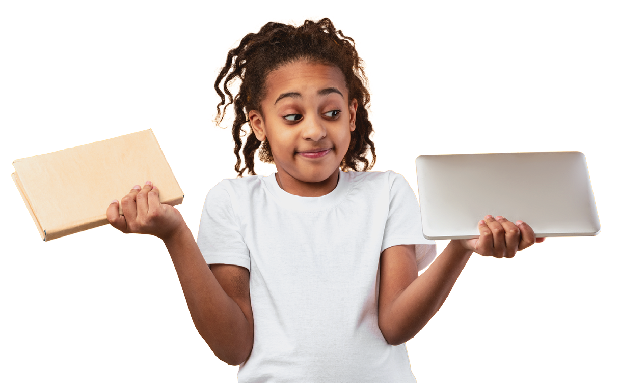 Fotografia. Menina de camiseta branca segurando um livro com uma das mãos e com a outra um aparelho eletrônico semelhante a um tablet. Estão à frente do corpo dela, um de cada lado. Ela olha para um deles com as sobrancelhas levantadas.