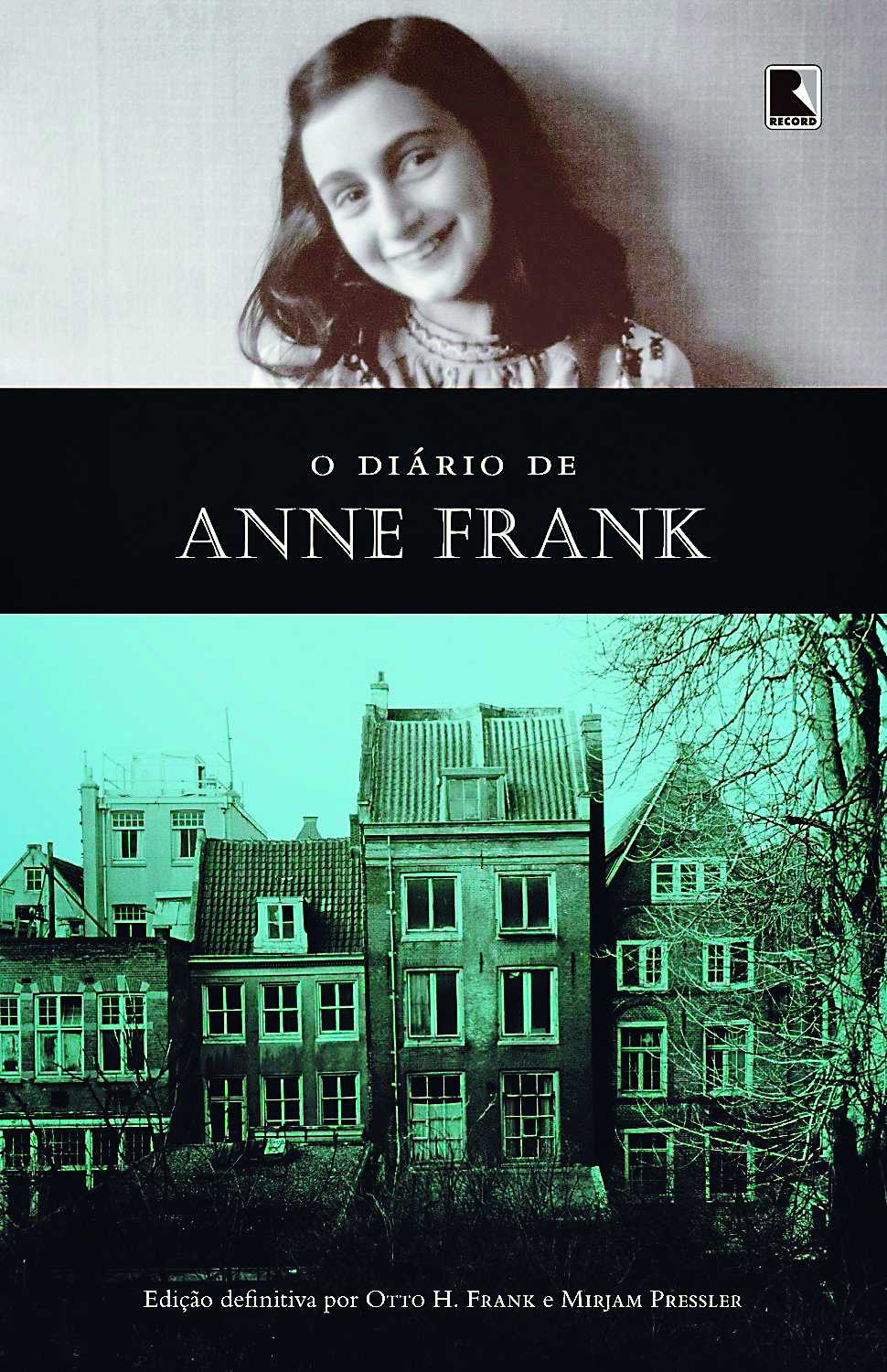 Capa de livro. Na parte superior a foto em preto e branco de uma menina sorridente de cabelo escuro comprido. Ela está com a cabeça inclinada de lado. No centro, sobre uma faixa preta, o título, O DIÁRIO DE ANNE FRANK. Abaixo uma foto azulada de várias casas altas, com as paredes juntas.