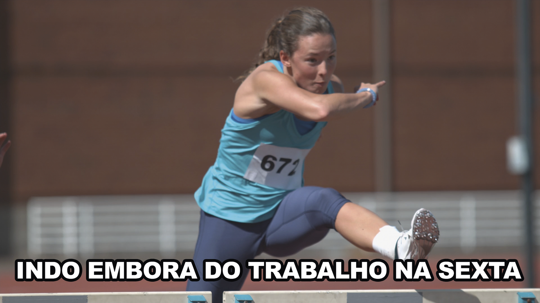 Fotografia. Sequência em três fotografias de uma atleta saltando. Nas três fotos a frase: INDO EMBORA DO TRABALHO NA SEXTA. Na primeira foto ela está com uma perna no alto e um dos braços para frente.