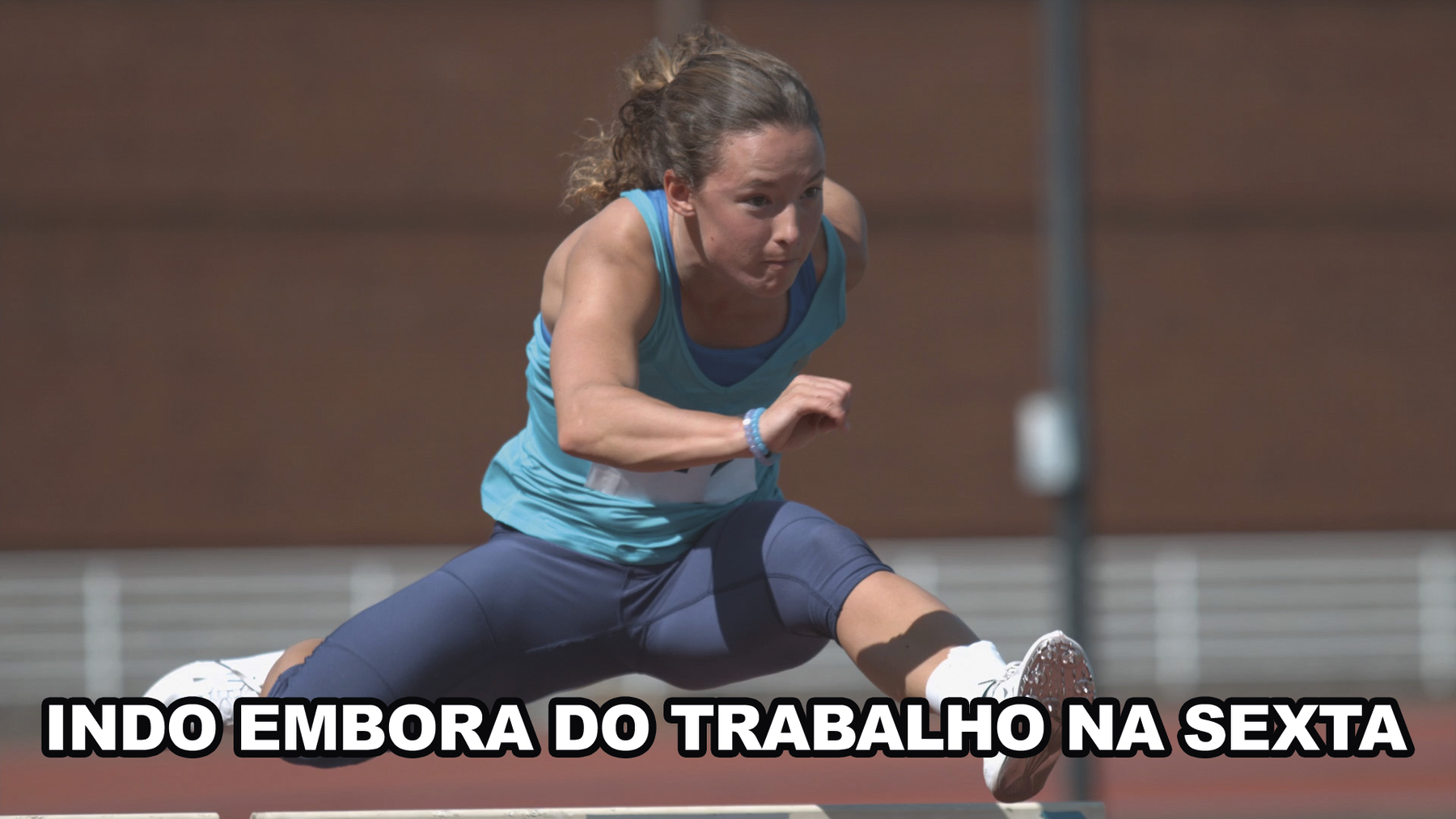 Fotografia. Sequência em três fotografias de uma atleta saltando. Nas três fotos a frase: INDO EMBORA DO TRABALHO NA SEXTA. Na segunda foto as duas pernas estão no ar e o tronco dela está inclinado para frente.