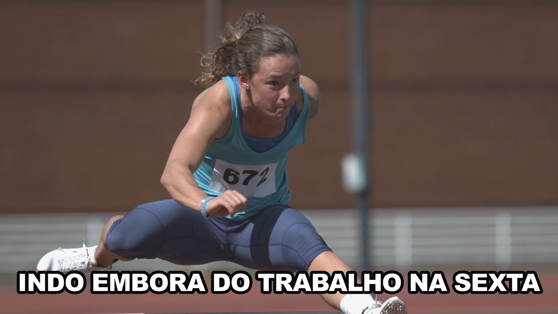 Fotografia. Sequência em três fotografias de uma atleta saltando. Nas três fotos a frase: INDO EMBORA DO TRABALHO NA SEXTA. Na terceira foto ela está com o tronco mais inclinado e a perna da frente mais para baixo.