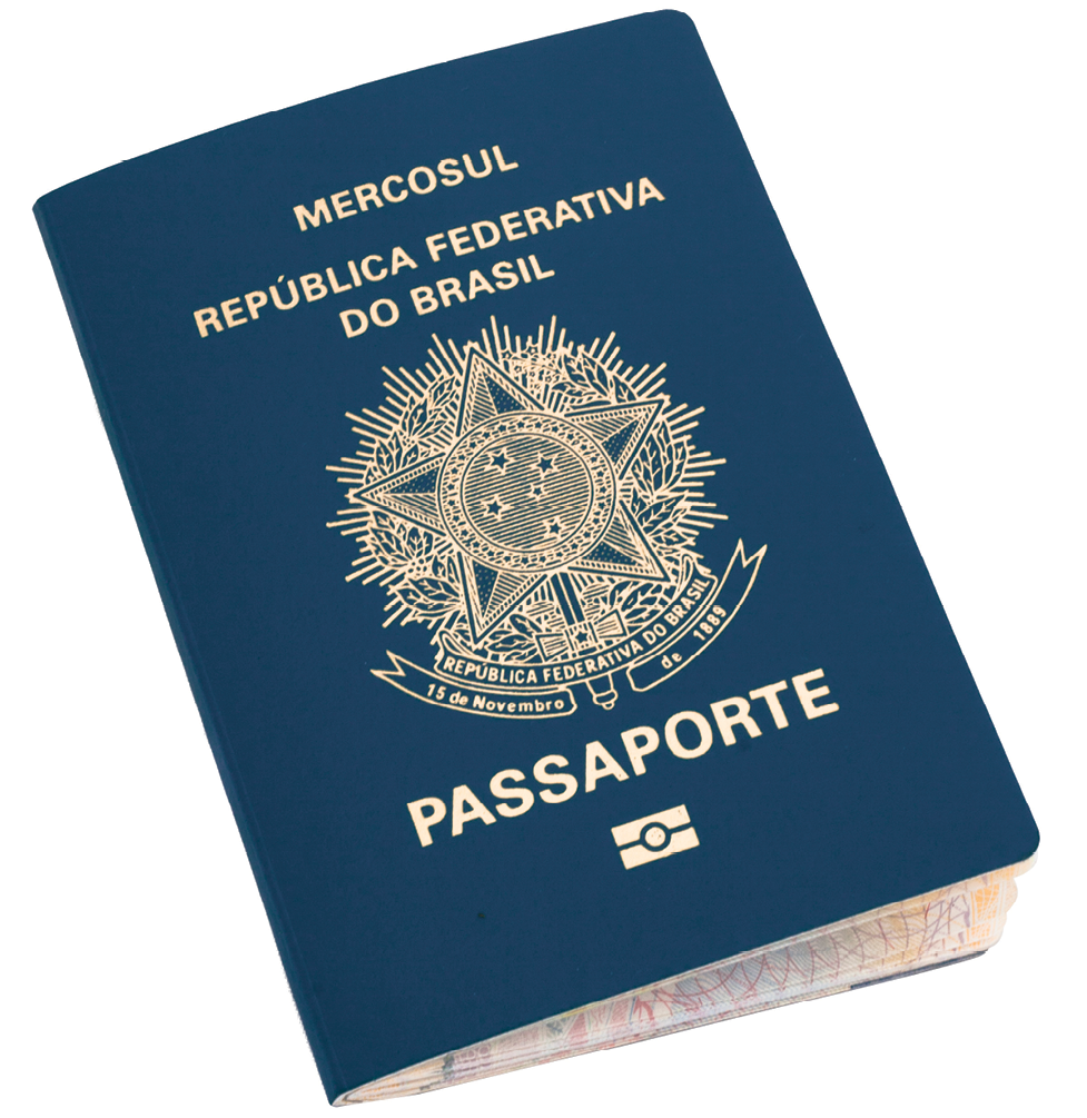 Fotografia. Passaporte. Documento retangular vertical. Tem a capa azul escura. Sobre ela, as informações em dourado: MERCOSUL. REPÚBLICA FEDERATIVA DO BRASIL. PASSAPORTE. No centro, o emblema do país.