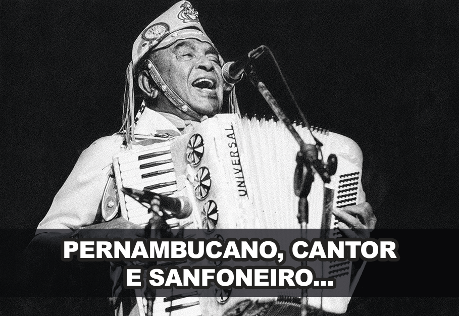 Fotografia em preto e branco. Luiz Gonzaga, senhor de nariz largo e sobrancelhas em arco. Usa chapéu de cangaceiro e camisa. Ele canta em um microfone e toca uma sanfona. Texto: PERNAMBUCANO, CANTOR E SANFONEIRO.