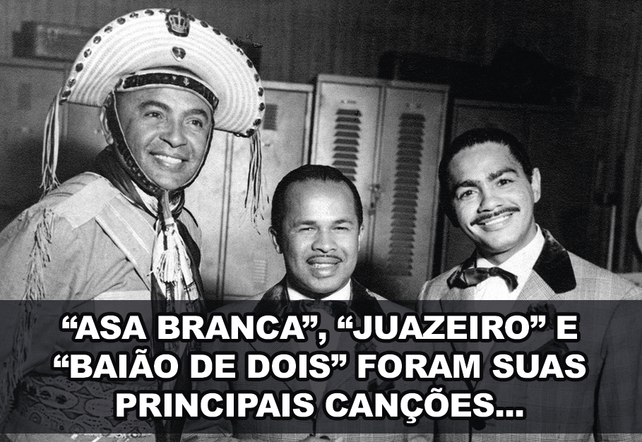 Fotografia em preto e branco. Luiz Gonzaga, com chapéu de cangaceiro. Está sorrindo e posando para foto ao lado de dois outros homens. O homem do meio tem a cabeça arredondada e testa grande. O cabelo é curto e os olhos pequenos. Os lábios são grossos. Usa um bigode fino. O homem à direita tem cabelo curto, sobrancelha cheia e bigode. Texto: ASA BRANCA, JUAZEIRO E BAIÃO DE DOIS FORAM SUAS PRINCIPAIS CANÇÕES...