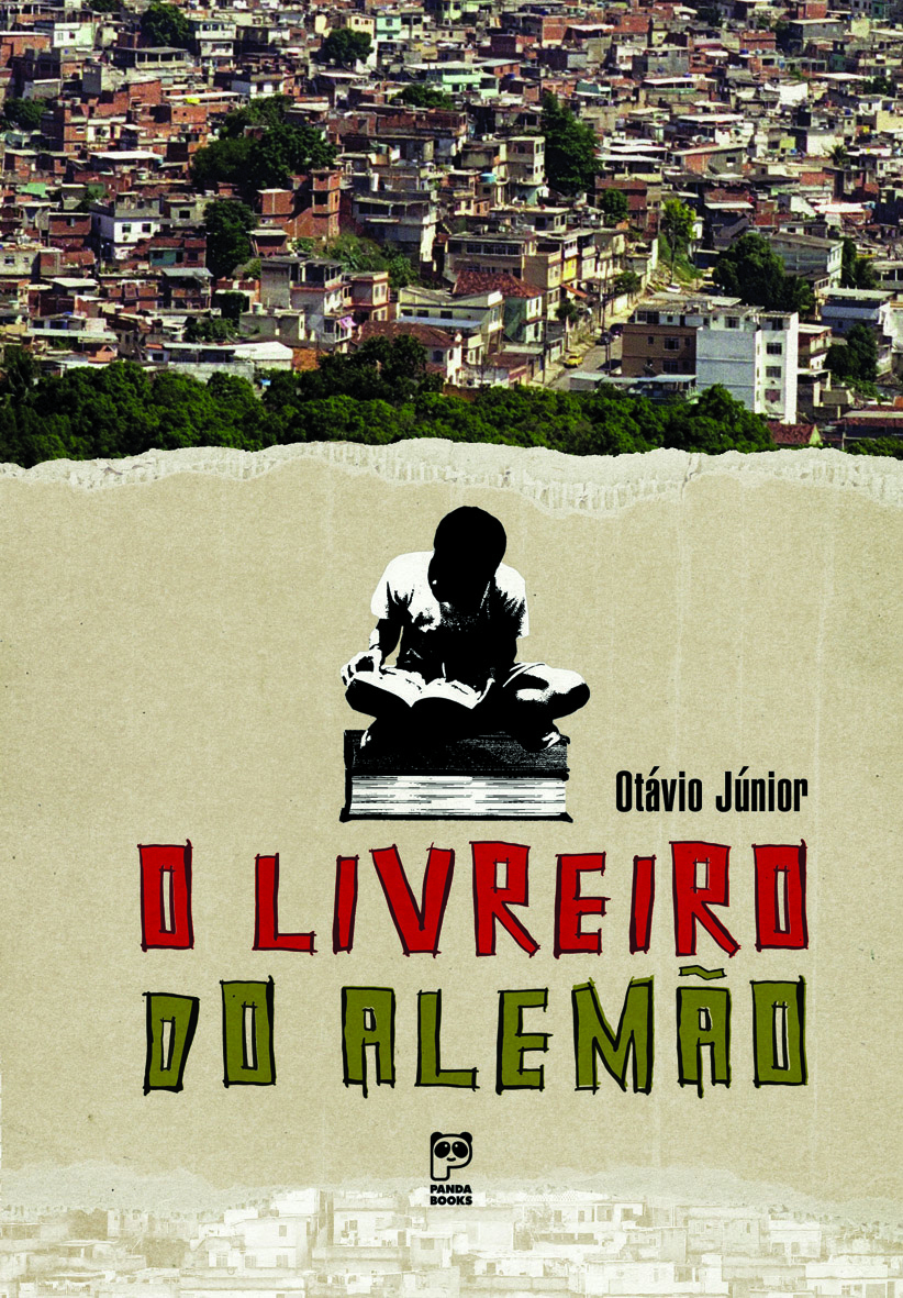 Capa de livro. Na parte superior, vista geral de cidade com casas aglomeradas e árvores com folhas verdes. Na parte inferior, tons de bege e ilustração em preto e branco de uma pessoa sobre um livro em tons de preto. Na parte inferior, texto: O livreiro do Alemão.