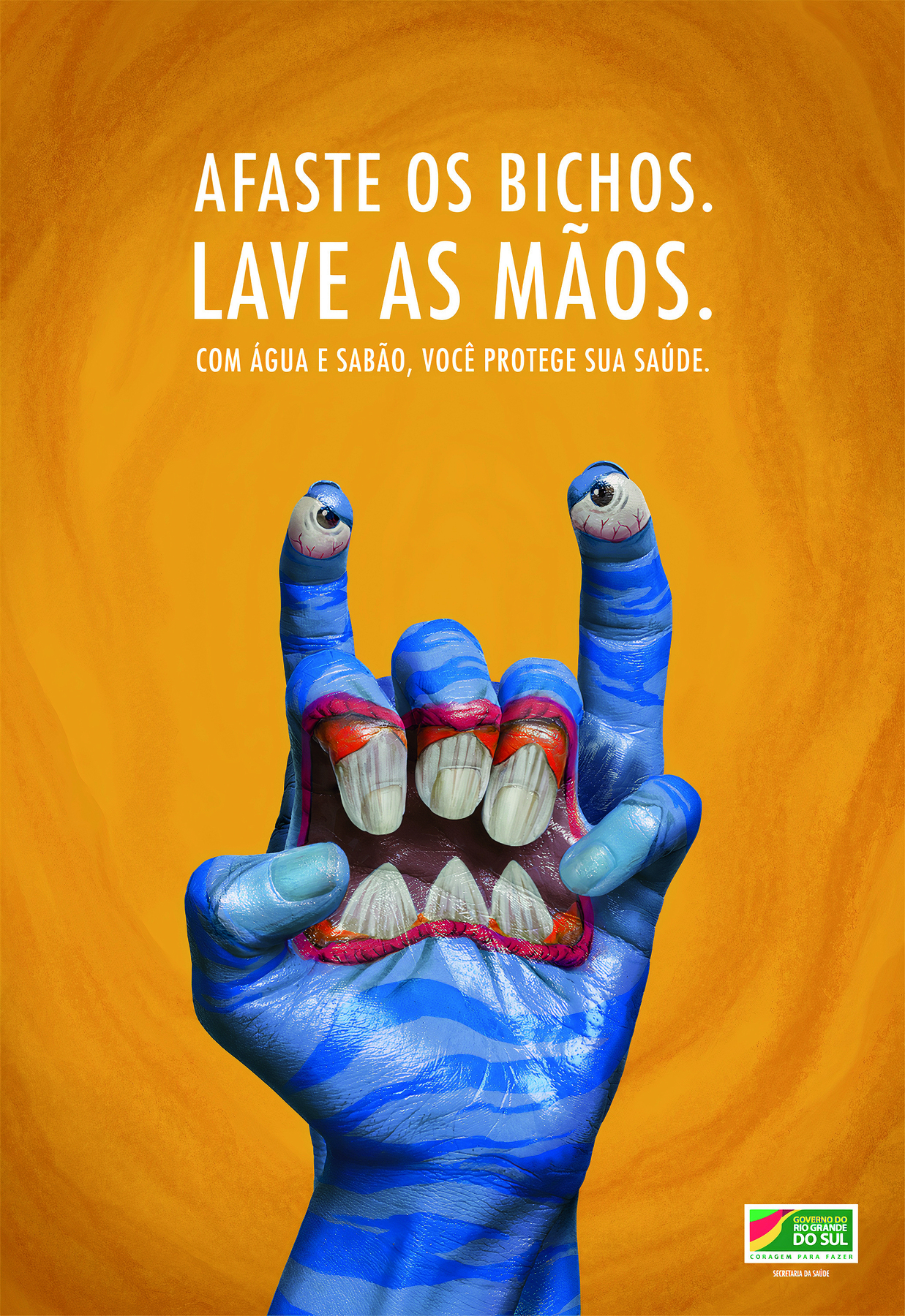 Cartaz. Cartaz na vertical com fundo em tons de laranja. Na parte inferior, mãos pintadas uma atrás da outra. A pintura forma uma boca com dentes pontudos dois olhos nas pontas dos dedos, o restante das mãos estão um tons de azul. Na parte superior, texto em branco: AFASTE OS BICHOS. LAVE AS MÃOS. COM ÁGUA E SABÃO, VOCË PROTEGE SUA SAÚDE. Na parte inferior à direita, logotipo.