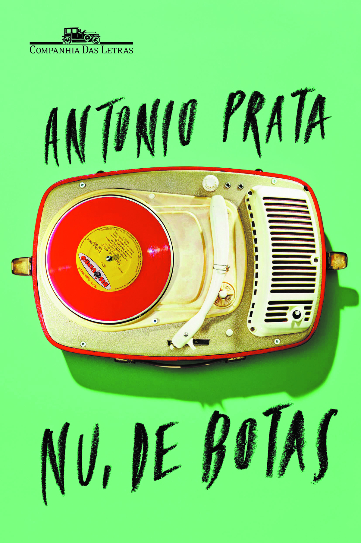 Capa de livro. Fundo em verde-claro. Ao centro, ilustração de um toca-discos antigo na horizontal, com os contornos em laranja, preenchido em bege e à esquerda, disco de vinil laranja com a parte interna em amarelo. Nome do autor em preto: ANTONIO PRATA e título do livro em preto: NU, DE BOTAS. Na ponta superior, à esquerda, logotipo da editora em preto.