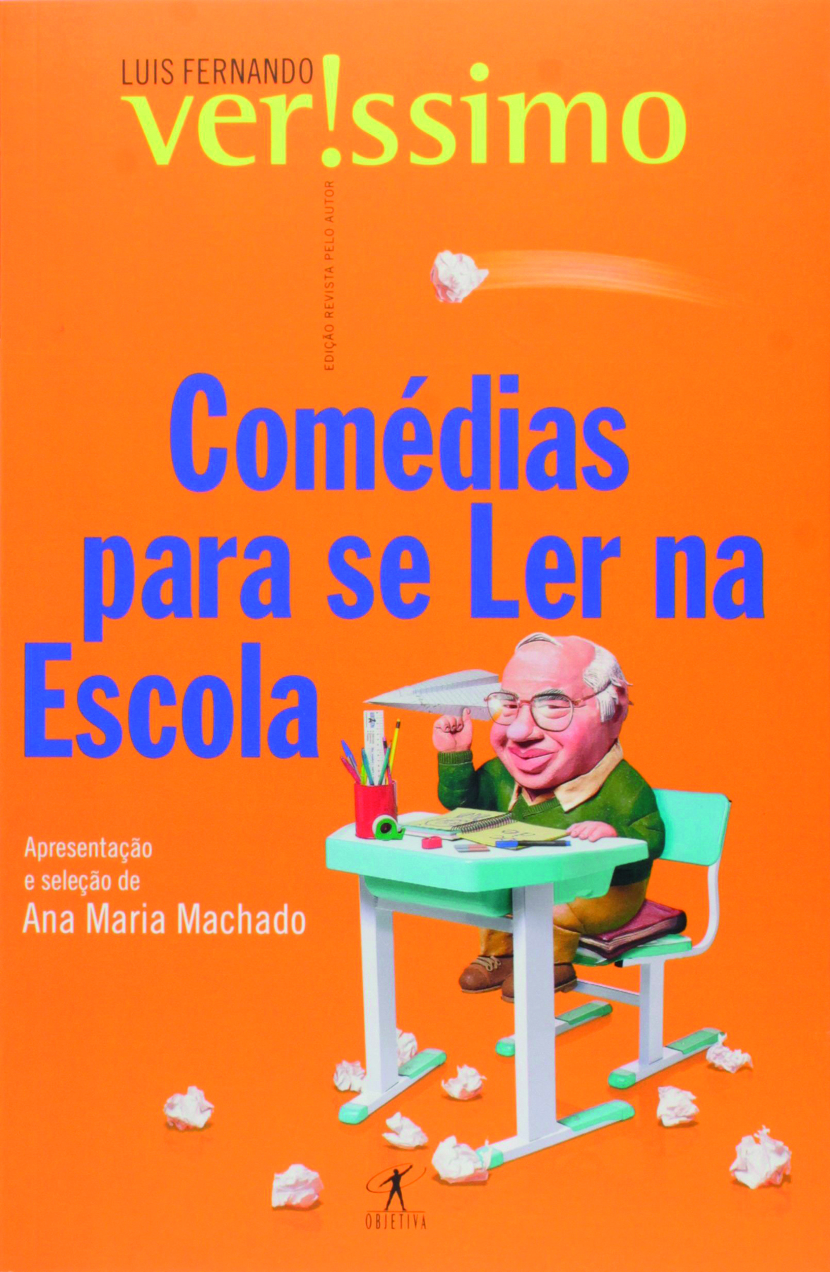 Capa de livro. Fundo  laranja. Na parte inferior, à direita, um senhor sentado em cadeira com livros em carteira escolar. Ele tem cabelos brancos, com camisa branca de gola, blusa verde, calça e sapatos marrons e óculos de grau. Ele segura na mão direita, um avião de papel. Sobre a carteira, materiais escolares. Na parte central, título do livro: COMÉDIAS PARA SE LER NA ESCOLA. Acima nome do autor: Luis Fernando Verissimo.