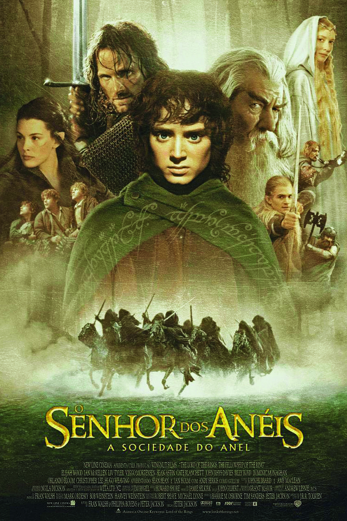 Cartaz de filme. Personagens ficcionais do filme Senhor dos Anéis. Na parte central, Frodo, um hobbit, de cabelos castanhos com franja, olhos azuis, nariz e lábios finos, com roupa longa em marrom e sobre os ombros, capa em verde. Ao fundo, à esquerda, Aragon, um homem visto parcialmente, dos ombros para cima, cabelos castanhos, com blusa marrom de mangas compridas, segurando na mão direita, espada fina para cima. Mais à esquerda Arwen, elfa, cabelos longos pretos, orelhas pontudas e roupa marrom longa. À direita, Gandalf, mago, visto de rosto, cabelos longos e barba branca, com sobrancelhas castanhas grossas. Mais à direita, uma mulher de cabelos longos loiros e com capa longa em branco. Na ponta inferior, cavaleiros de roupa preta sobre cavalos pretos e com espada para cima e outros personagens menores espalhados ao redor de Frodo. Na parte inferior, texto em amarelo: O SENHOR DOS ANÉIS – A SOCIEDADE DO ANEL.