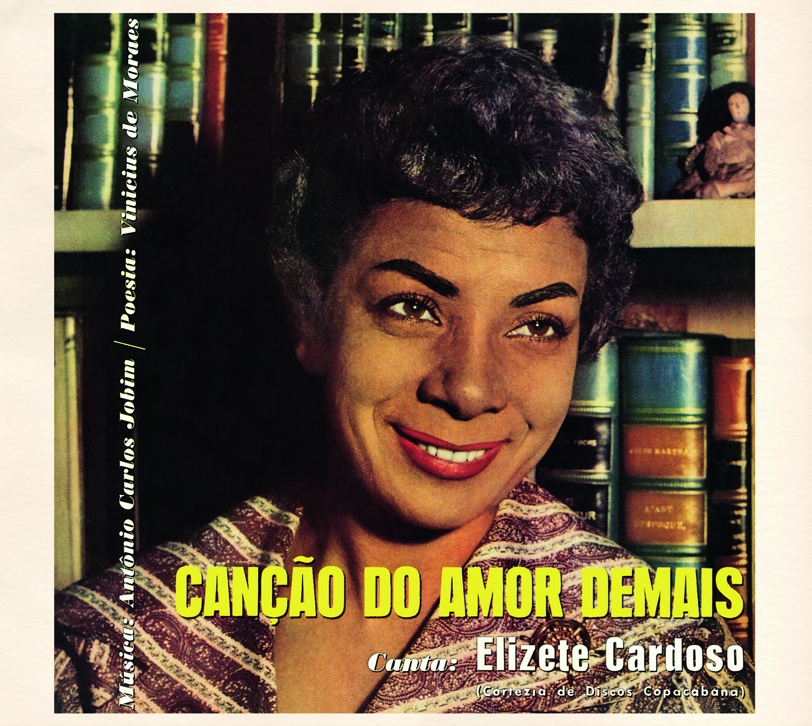 Capa de álbum fonográfico. Cantora Elizete Cardoso vista dos ombros para cima, cabelos escuros curtos, com blusa de gola com faixas em marrom e branco. Ela olha para frente, sorrindo. Ao fundo, estante em marrom com livros na vertical de capas de cores diferentes.