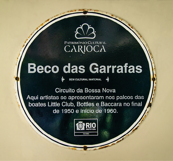 Fotografia. Album fonográfico. Capa em bege-claro, com círculo em preto, com título: BECO DAS GARRAFAS e outros textos em branco.