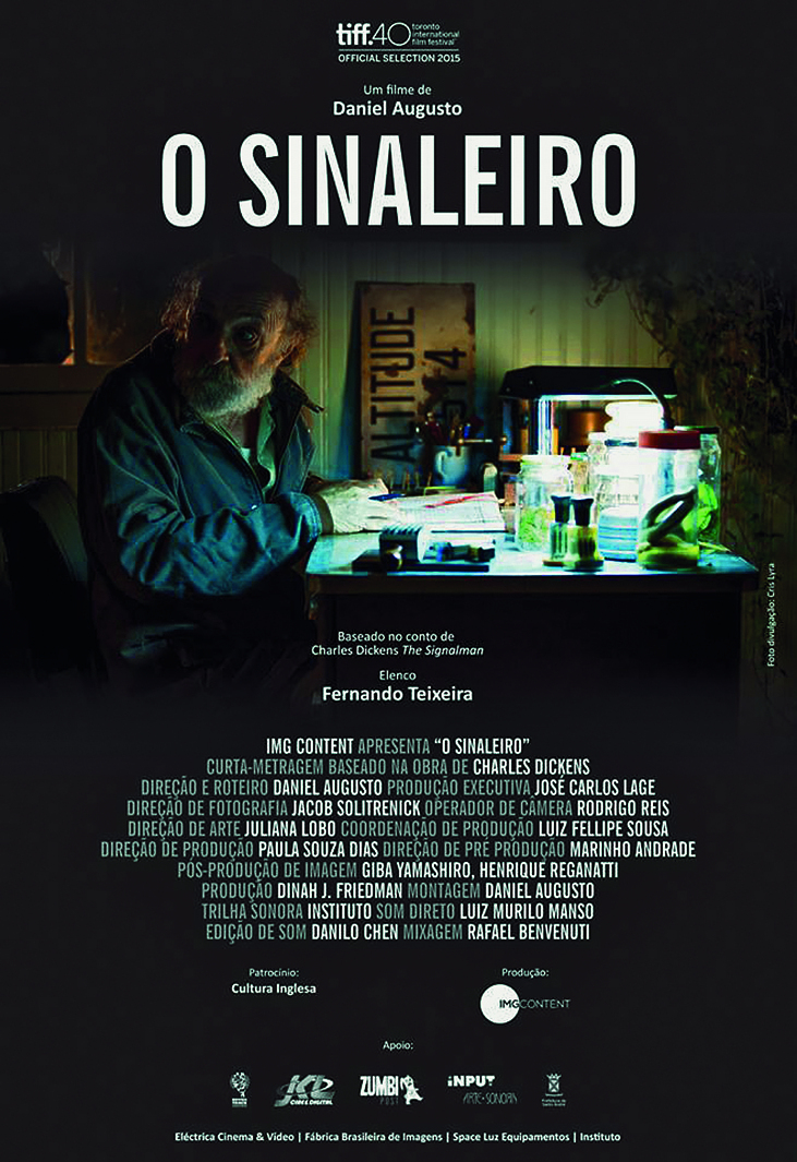 Cartaz de filme. No centro, a cena de um ambiente sombrio onde há um homem sentado à direita e de frente para uma mesa sobre a qual há diversos objetos espalhados, como porta-canetas, carimbos, frascos de vidro e um livro aberto debaixo das mãos do homem. O homem está com o tronco levemente inclinado para o lado, virando um pouco a cabeça, tentando olhar para trás. Ele tem cabelos e barba grisalhos e veste blusa de frio em tom escuro de azul. Na parte superior do cartaz, destaque para o texto: UM FILME DE DANIEL AUGUSTO. O SINALEIRO. Na parte inferior, textos com informações sobre a ficha técnica do filme e alguns patrocinadores.