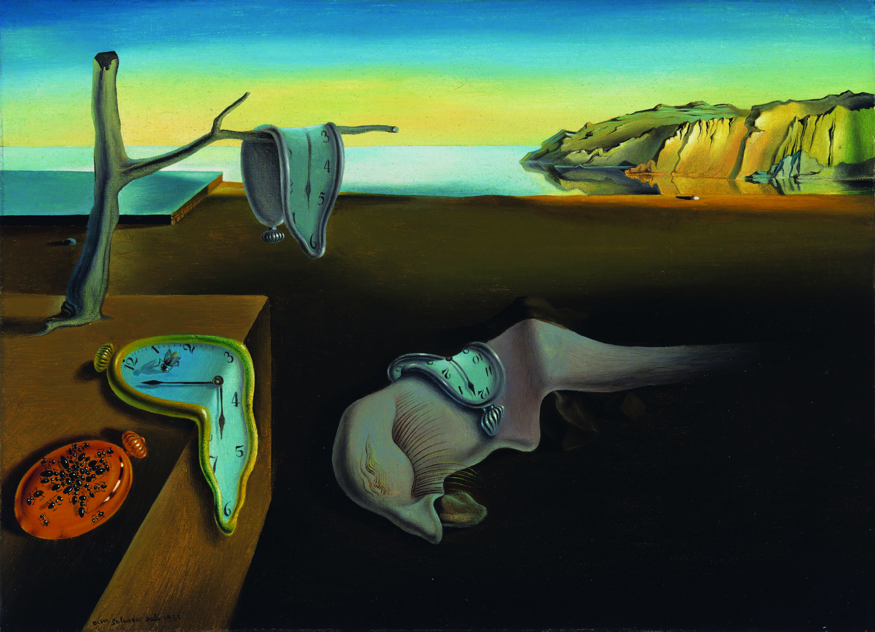 Pintura surrealista. Na obra, predomina cores em tons de ocre e marrom. Com contornos distorcidos, são retratados alguns relógios com ponteiros que aparentam estar ‘derretendo’. À esquerda, sobre uma bancada marrom, há um relógio com moldura amarela e fundo azul; ele está no canto da bancada, ‘escorrendo’ para fora e, sobre ele, uma mosca. À esquerda desse relógio, há um objeto arredondado laranja com pontos pretos; à direita, outro relógio disforme sustentado por uma árvore de tronco cinza e seca. No chão, ao lado da bancada, há uma figura disforme em tons de rosa e, sobre ela, um relógio também distorcido. Ao fundo, uma paisagem com morros, em tons de amarelo e marrom, e o mar, em tons de azul.