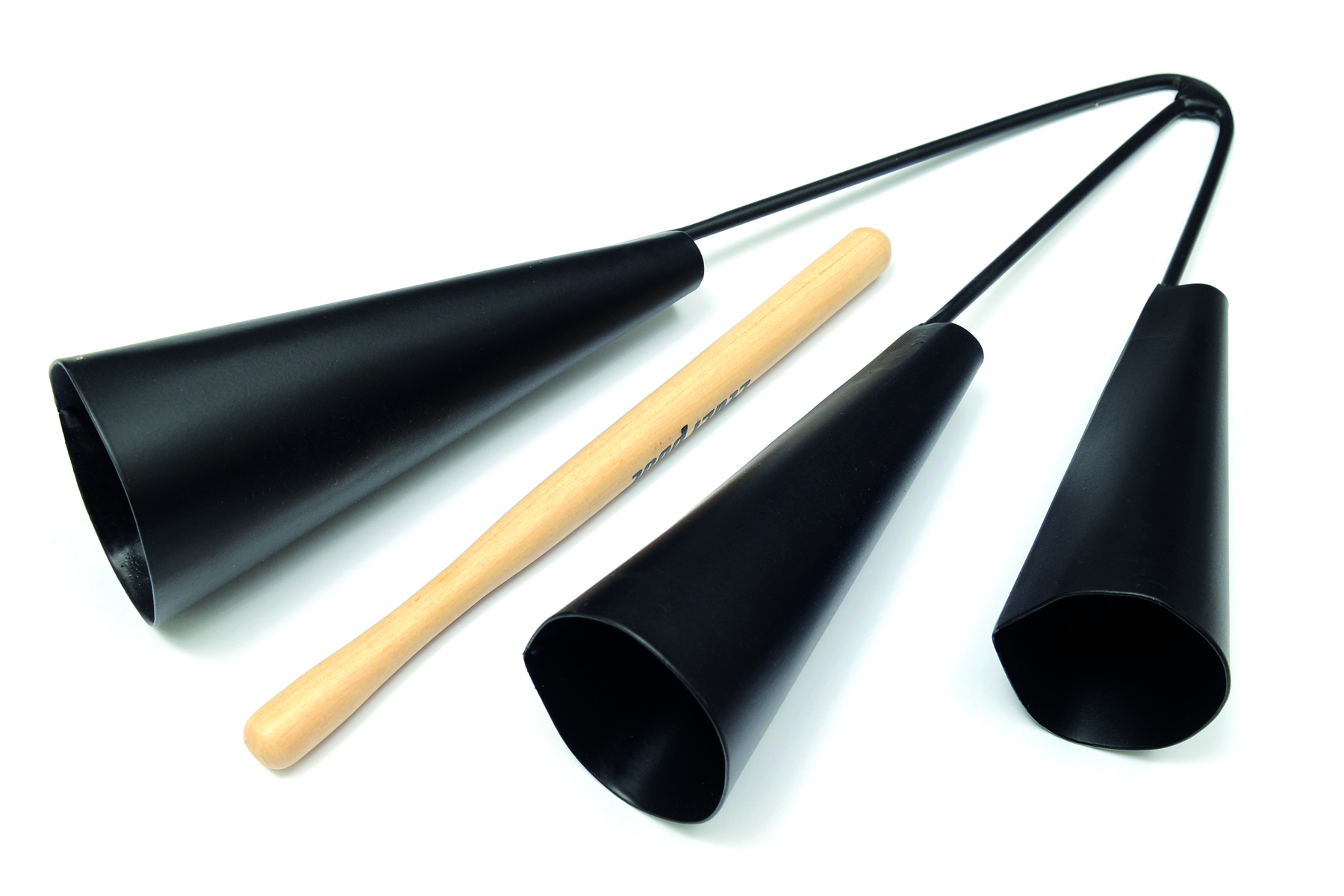 Fotografia. Agogô, instrumento musical composto de três cones em preto de tamanho médio, conectados entre si e uma baqueta de cor bege.