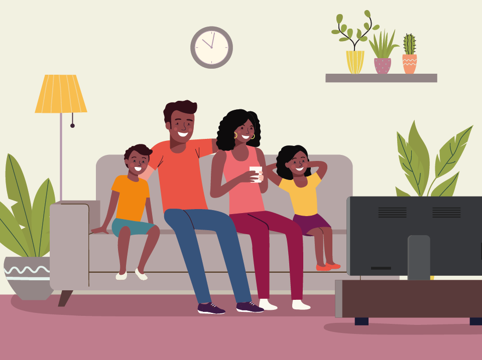 Ilustração. Um homem, uma mulher e duas crianças estão sentados no sofá, segurando canecas e sorrindo na direção da televisão.
