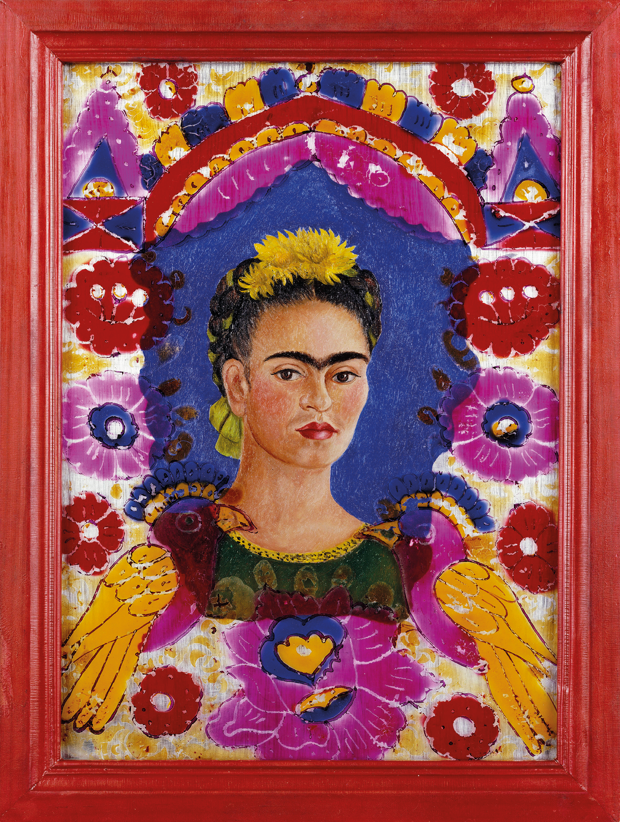 Pintura. Autorretrato de Frida Kahlo. No centro de uma moldura vermelha, destaque para o busto de mulher de cabelo preto penteado para trás com um enfeite amarelo em cima. Ela tem monocelha grossa, lábios vermelhos. Usa blusa verde em detalhes brancos e é vista de frente. Ao redor, há flores lilases, vermelhas e asas amarelas.