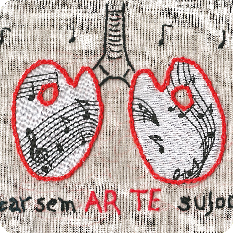 Bordado com linhas. Dois pulmões com fios de linhas vermelhas com notas musicais dentro. Ao redor, também há notas musicais. Abaixo, a frase: FICAR SEM AR TE SUFOCA