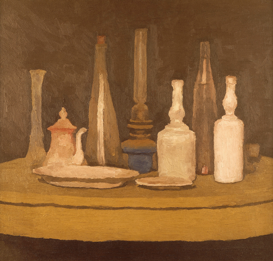 Pintura. Em ambiente sombreado em tons de marrom e bege, há o destaque de uma mesa circular com garrafas, frascos, pratos e bule dispostos lado a lado.