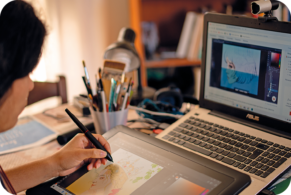 Fotografia. Vista lateral e parcial de uma pessoa utilizando um pincel digital enquanto olha para uma tela do computador, na qual aparece o mesmo desenho que ela está fazendo no tablet à sua frente: busto de uma mulher.