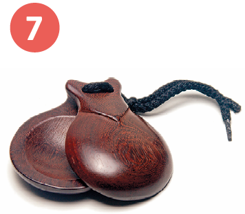 Fotografia número 7. Instrumento que apresenta corpo circular de madeira e é conjugada em duas partes amarradas por um cordão preto.