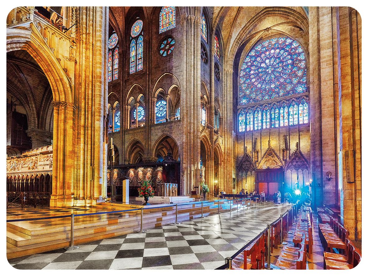 Fotografia. Interior da catedral que apresenta pé-direito alto, muitas janelas, robustas colunas com detalhes em dourado e a luz transpassando os inúmeros vitrais. O piso principal é liso, xadrez e tem aspecto brilhante. Na parte inferior direita, há uma fileira de cadeiras marrons vazias.