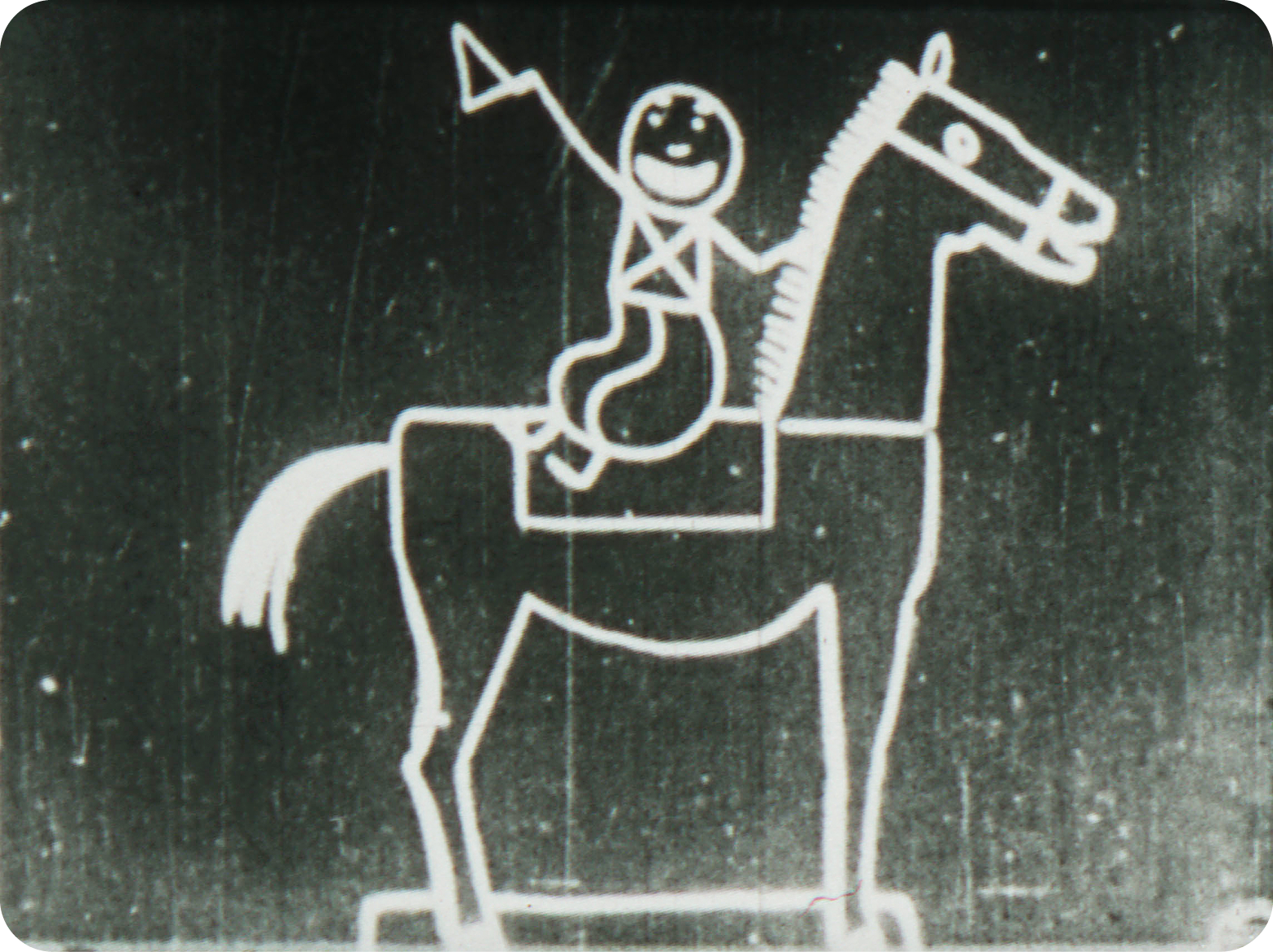 Cena de animação. Em um fundo escuro, está um desenho com linhas grossas em branco de um personagem sentado sobre um cavalo.