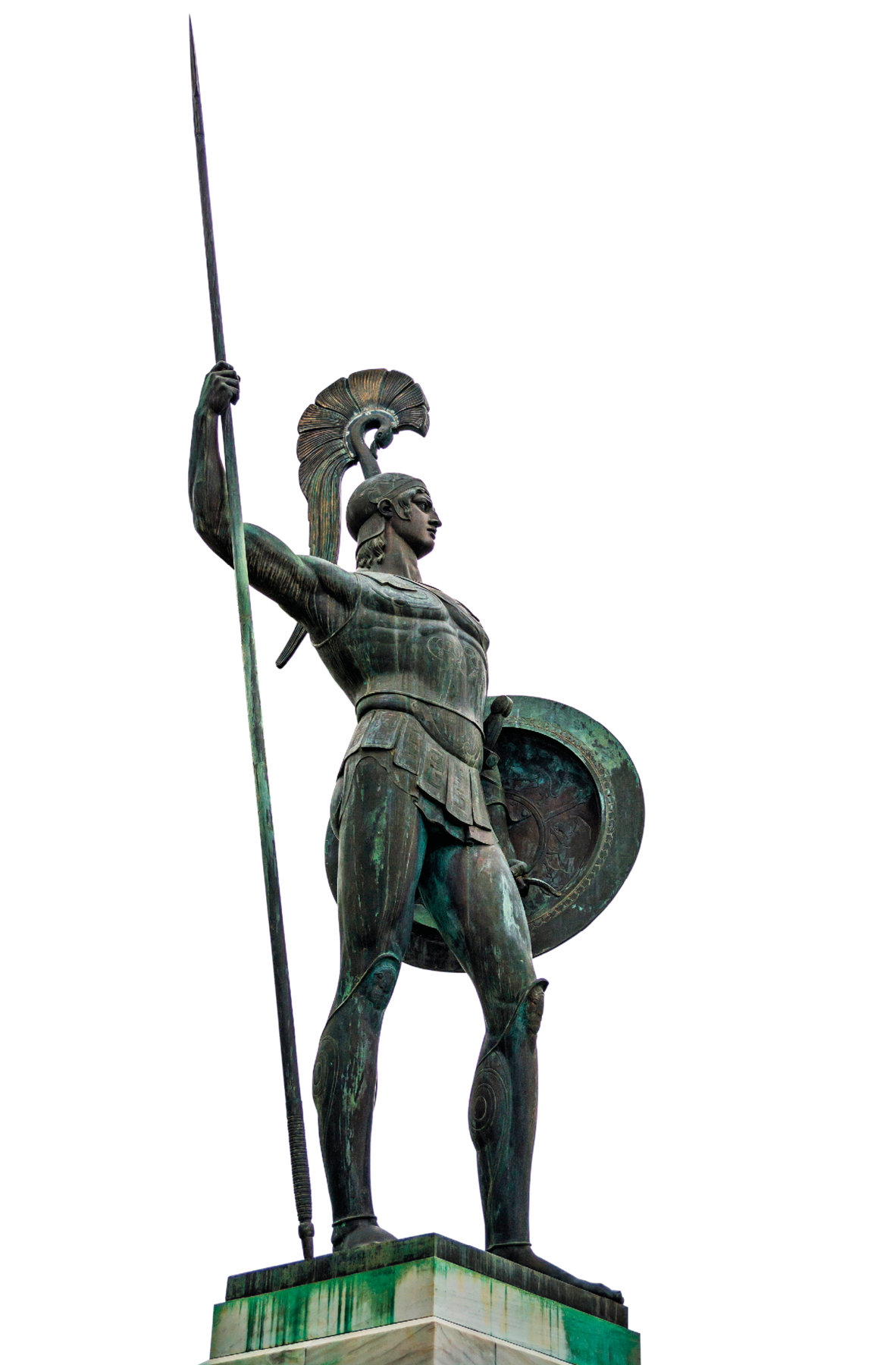 Escultura. Vista de baixo para cima de uma escultura retratando um homem forte em pé. Ele veste armadura e segura um escudo com a mão esquerda e uma lança com a mão direita. Sobre sua cabeça, um capacete com uma espécie de plumagem que desce pela altura das costas.