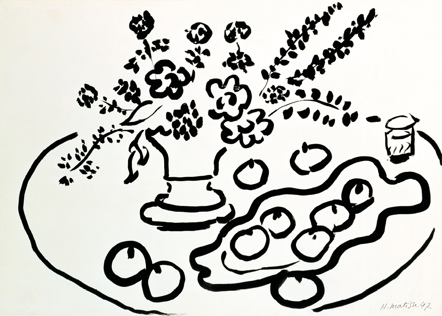 Pintura em preto e branco. Em fundo branco, desenho com linhas pretas grossas e curvas de um vaso de flores disposto ao lado de prato com frutas e um copo com líquido.