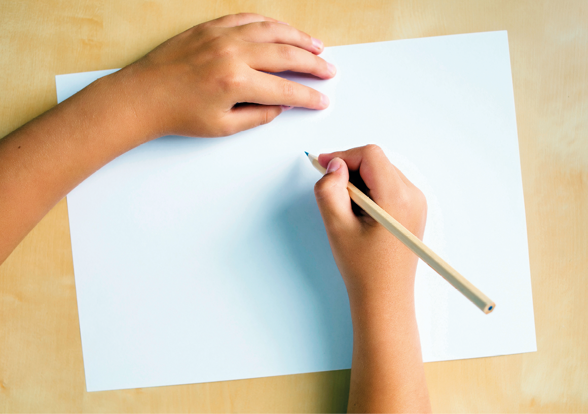 Fotografia. Destaque de duas mãos segurando um lápis diante de uma folha branca posicionada em modo paisagem.